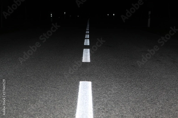 Fototapeta Nachts auf der Straße