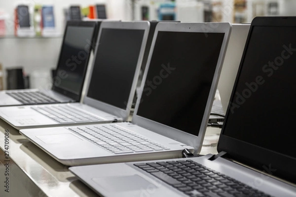 Obraz Rząd laptopów w sklepie komputerowym. Zbliżenie, selektywna ostrość