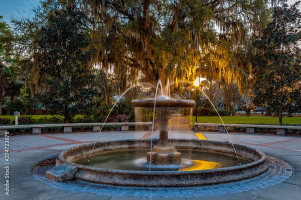 Fototapeta Fontanna z Thomas Center w Gainesville o zmierzchu