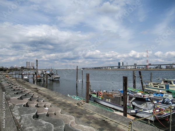 Obraz 青空と白い雲と係留船