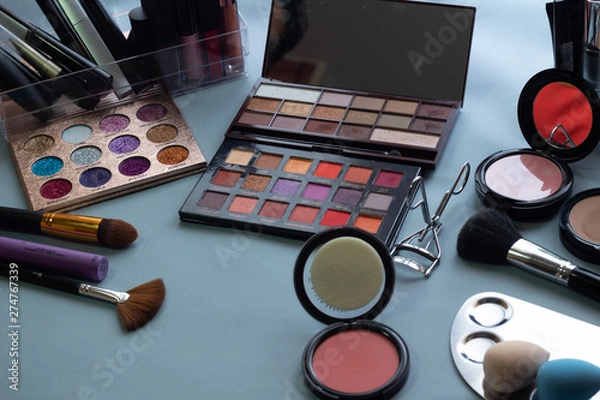 Obraz Materiales de maquillaje sobre una mesa 