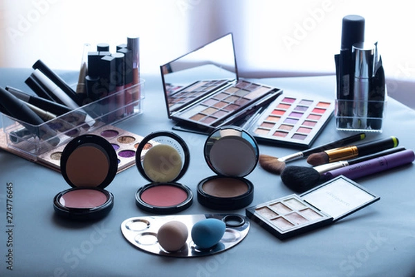 Obraz Materiales de maquillaje sobre una mesa 