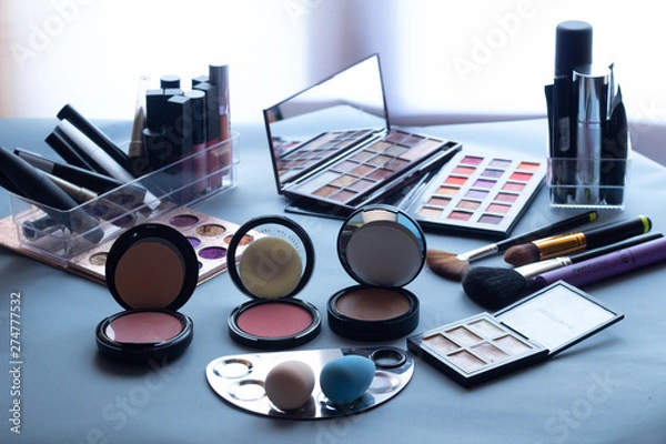 Obraz Materiales de maquillaje sobre una mesa 