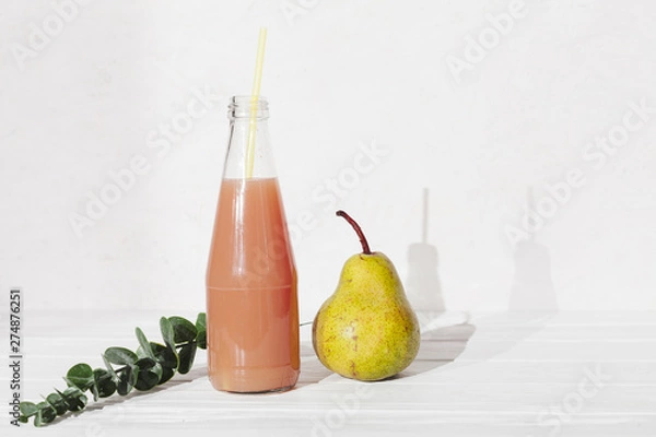 Obraz Bottle of juice with pear and leaves