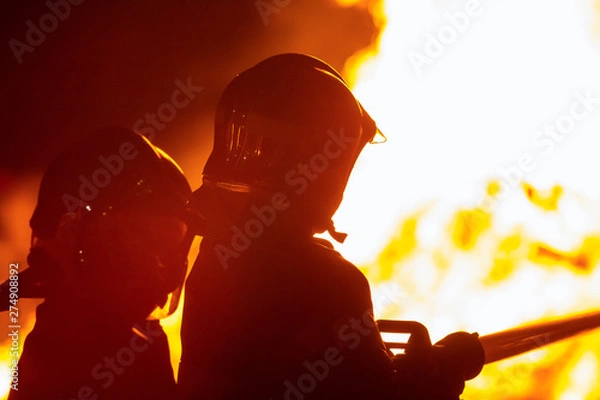 Obraz pompier face au feu