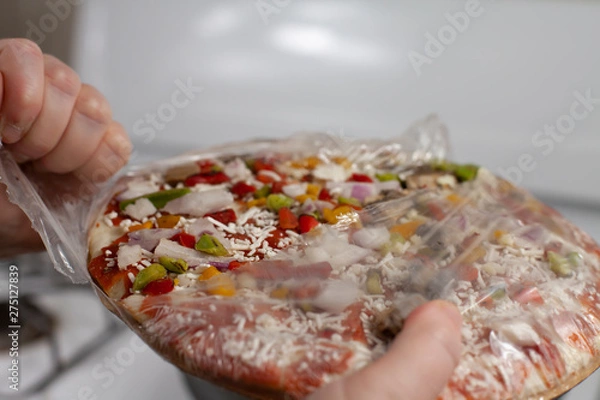 Obraz Hand Opening Frozen Pizza