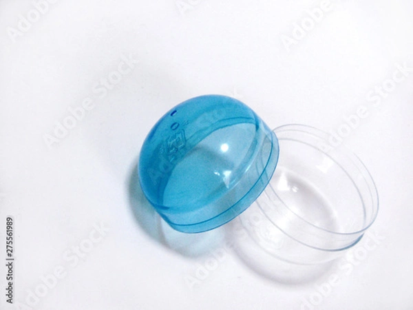 Obraz 空っぽのガチャガチャのカプセル