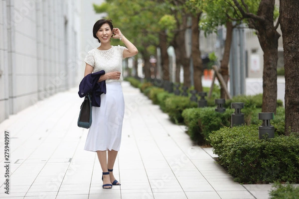 Fototapeta ビジネス街を歩く女性