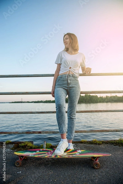 Obraz Hipster młoda dziewczyna z longboard