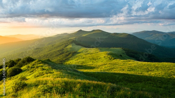 Fototapeta Wspaniały letni wschód słońca w górach. Piękna zielona alpejska łąka i błękitne niebo. Połonina Wetlińska. Bieszczady. Polska