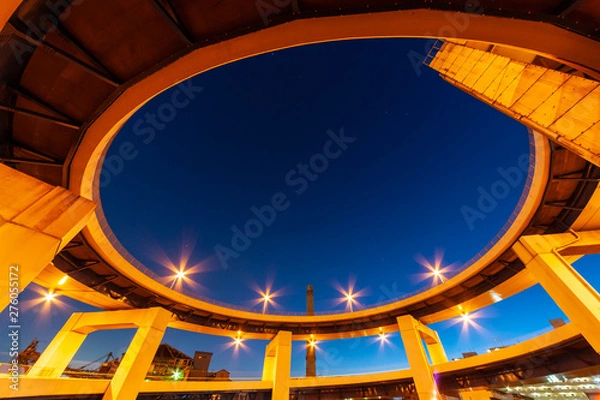 Obraz 夜明けの螺旋状の橋と街灯