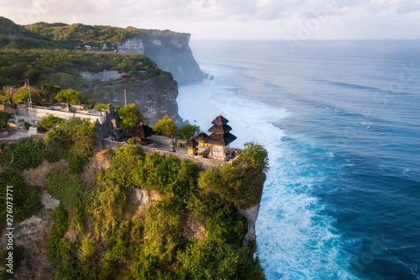 Obraz Bali, Indonezja, widok z lotu ptaka świątyni Uluwatu o wschodzie słońca
