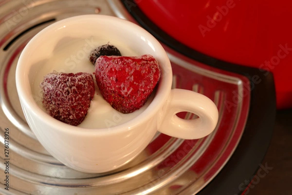 Obraz Joghurt mit Beerenfrüchten in einer Tasse