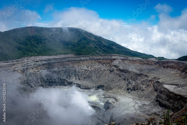 Obraz El Volcán Poás es uno de los volcanes más populares en Costa Rica. Principalmente debido a la proximidad a San José. Poás es uno de los mas activos y más grandes en el mundo.