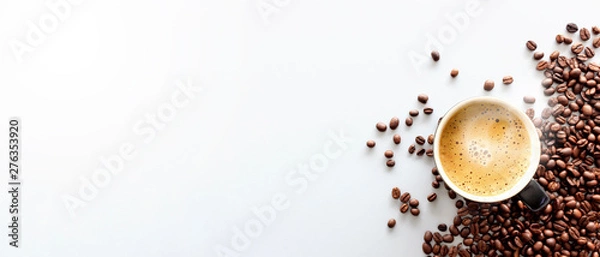 Obraz Gorące espresso i ziarno kawy na białym stole z miękkim skupieniem i światłem w tle. widok z góry