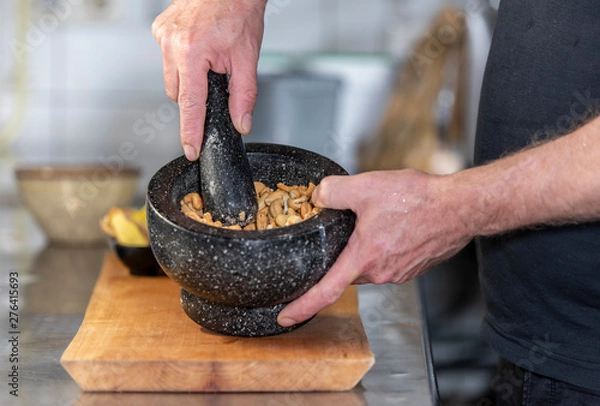 Obraz Grinding cashew nuts for saté saus
