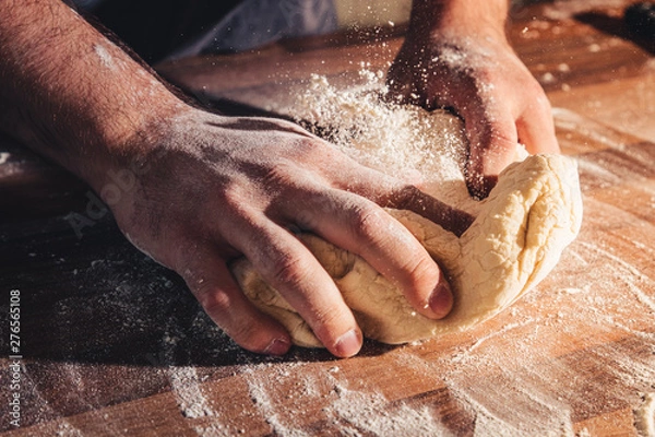 Fototapeta Ein Pizzateig wird geknetet