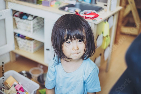 Fototapeta 玩具で遊ぶ女の子