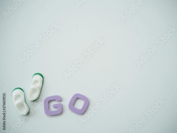 Fototapeta 白の背景にGOの単語と靴