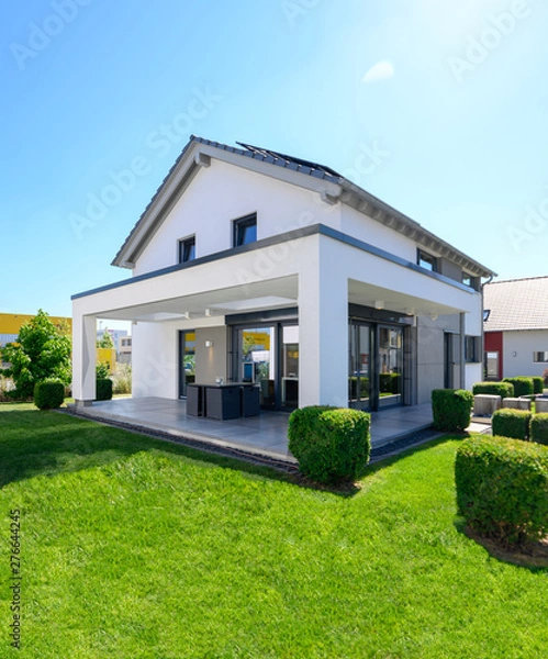 Fototapeta Einfamilienhaus mit Terrasse