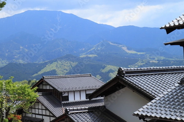 Obraz 山間に建つ瓦屋根の日本家屋