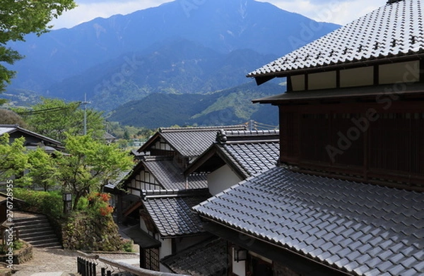 Fototapeta 山間に建つ瓦屋根の日本家屋