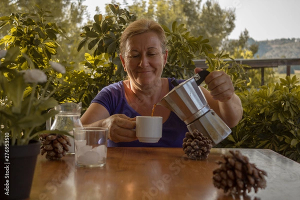 Obraz Mujer tomando café en una taza