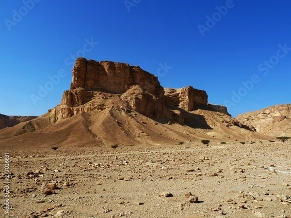 Fototapeta Rock escarpments on the edge of the Triassic and Jurassic sedimentary outcrops west of Riyadh
