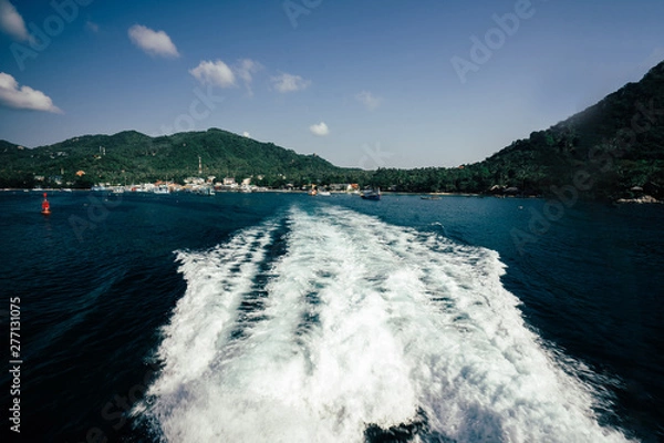 Obraz The boat run off the island,  will see the mountains and sky as the view during go to another island