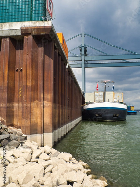 Obraz Schiff wird im Hafen beladen