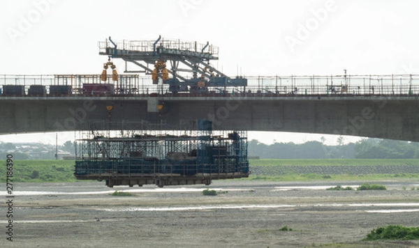 Fototapeta 川を渡る線路の建設現場と重機