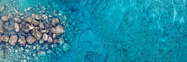 Obraz Widok z lotu ptaka na piękne Morze Śródziemne, gdzie można zobaczyć skaliste podwodne koralowce i czystą turkusową wodę Protaras na Cyprze