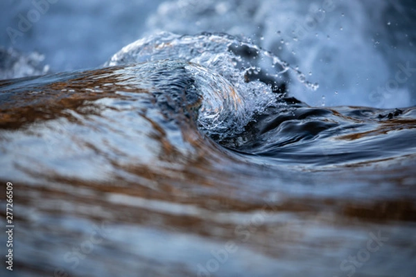 Fototapeta Koncepcja wody - woda rzeczna płynąca ze światłem odbijającym jej powierzchnię