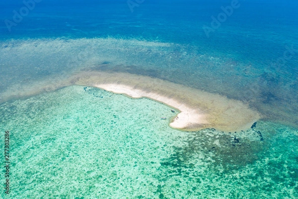 Fototapeta Sandbar on a coral reef. Atoll with a small sandy island. Seascape in the Philippines, view from above.