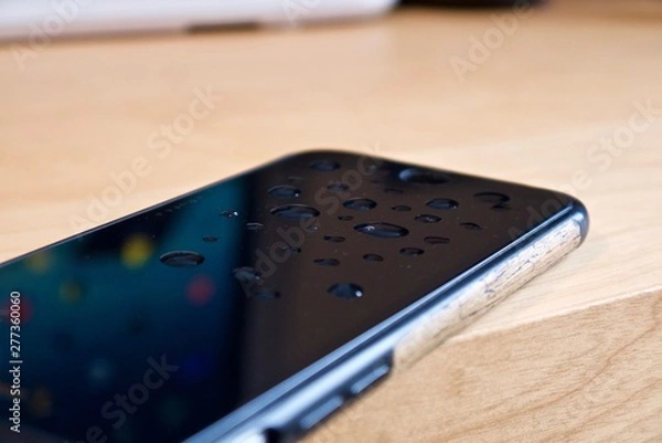 Fototapeta Handy mit Wassertropfen 