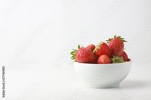 Obraz a bowl of strawbery isolated on white background