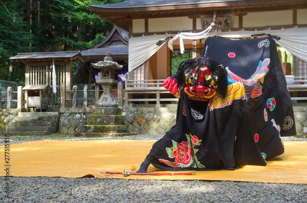 Fototapeta 上野の獅子舞　剣の舞（和歌山県指定　無形民俗文化財　富里　春日神社）　