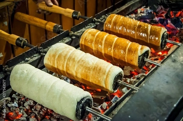 Obraz BUDAPESZT, WĘGRY. 16 grudnia 2017 r. Tradycyjne węgierskie ciasto trozkol (kurtosh kalach po węgiersku) grillowane na ulicach Budapesztu.