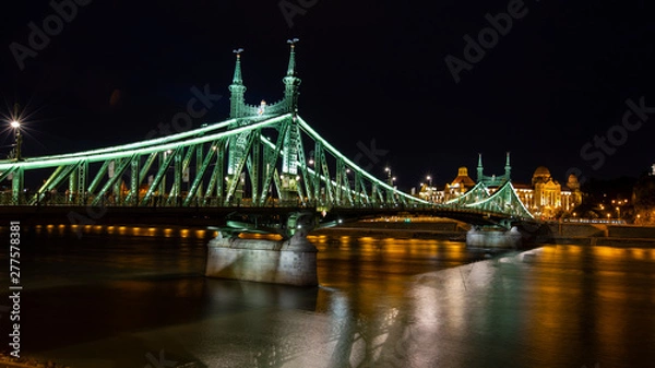 Obraz Freedom Bridge in Budapest, Hungary.Night. Reflections of lights on the water.