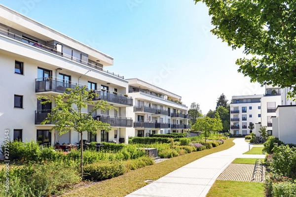 Obraz Dzielnica mieszkaniowa z apartamentowcami w mieście