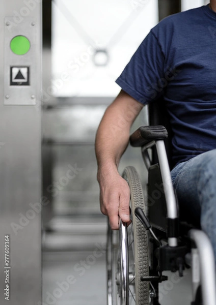 Fototapeta Osoba na wózku inwalidzkim przystosowana do windy wjazdowej dla osób niepełnosprawnych
