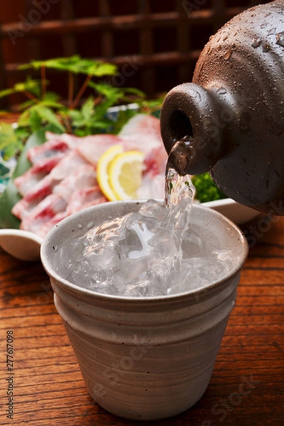 Obraz 焼酎で刺し盛りをいただく