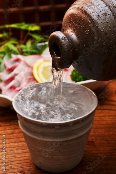 Obraz 焼酎で刺し盛りをいただく