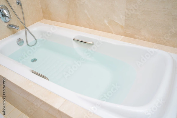 Obraz Duża biała wanna w prysznicu