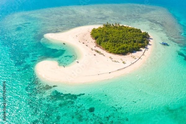 Fototapeta Patawan island. Small tropical island with white sandy beach. Beautiful island on the atoll, view from above. Nature of the Philippine Islands.