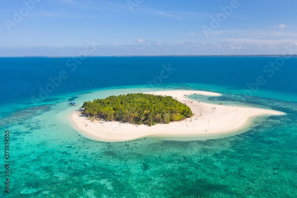 Fototapeta Patawan island. Small tropical island with white sandy beach. Beautiful island on the atoll, view from above. Nature of the Philippine Islands.