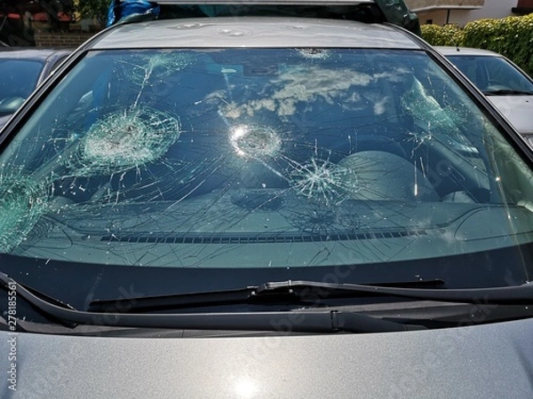 Obraz samochody zniszczone przez grad