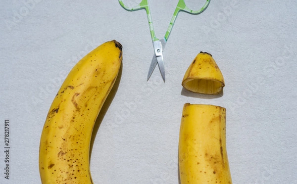Obraz two bananas simulating a phimosis operation