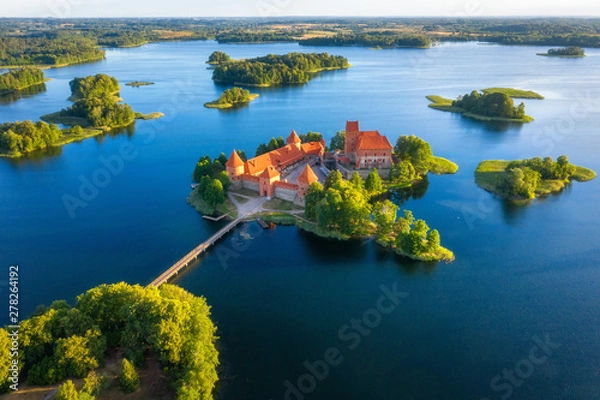 Fototapeta Widok z lotu ptaka zamku w Trokach na Litwie. Zielone wyspy na jeziorze w Trokach koło Wilna