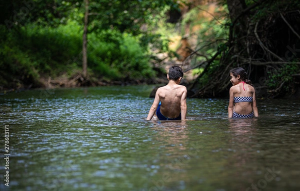 Obraz Kids sitting in a river talking